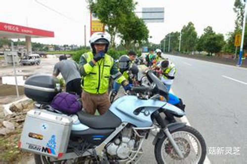 重慶上百輛摩托車(chē)強(qiáng)闖高速