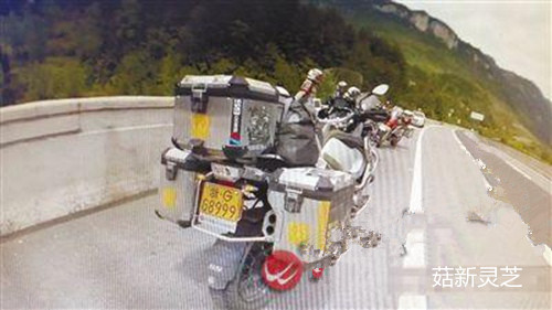 重慶上百輛摩托車(chē)強(qiáng)闖高速