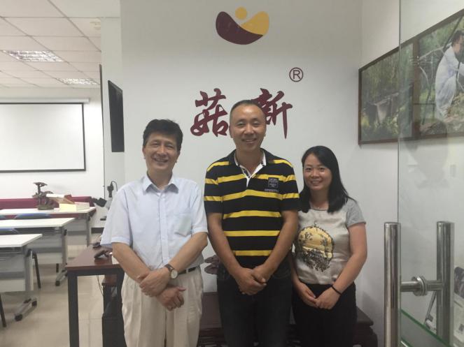 王強老師、菇新創(chuàng)始人顧越峰、李總合影